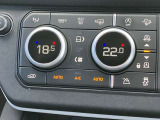 【デュアルオートエアコン】大きなダイヤルで温度調節が可能でございます!手元も見なくてもわかりやすくなっており、運転にも集中できます!