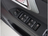 運転席ドアにはパワーウィンドウスイッチが集約され、ドアミラー調整スイッチも装備!1か所で簡単に操作が可能です!