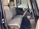 フロントシートはベンチシートです。ベンチシ―トは運転席と助手席の移動もスムーズ!狭い駐車場での乗り降りに便利です。
