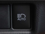オートマチックハイビームとは、先行車や対向車のライトを認識し、ハイビームとロービームを自動で切り替える機能です。夜道の視界を確保します。詳細は販売店スタッフまでお尋ね下さい。