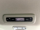【リアオートエアコン】広い後部座席には必須の機能!風量や温度を自動で調整し前席と同様な車内環境にしてくれるリアオートエアコンを装備。夏の暑さも冬の寒さもストレスなく快適にお過ごしいただけます♪