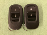スマートキーを装備しています。鍵を差し込むことなくドアロックの開け閉めと、スタートボタン操作でのエンジンスタートができます。スペアキーも同じものを用意しております。