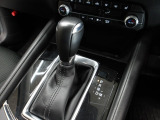 アクセルペダルを踏み込む量や速さに応じて変速パターンを最適制御し、人馬一体の運転感覚を発揮してくれる6速オートマ!