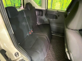 後部座席も気になるようなキズ・汚れやへたり等、大きなダメージはなく、良好な状態です。