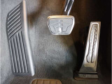 【ペダル】BMWはオルガン式アクセルペダルを採用しています。踏み込む足とペダルが同じ軌跡を描くため、かかとがずれにくく、アクセルコントロールがよりしやすくなるメリットがあります。