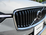 フロントカメラはデザインも重視しVOLVOのロゴマークに内蔵されています