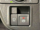 指先だけで簡単に操作が可能な電動パーキングブレーキを採用。「HOLD」スイッチを押すと、渋滞や信号待ちなどでブレーキペダルから足を離しても、ブレーキを保持するので安心です