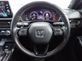 ハンドル左側にはオーディオ操作が出来るオーディオリモートコントロールスイッチ、右側にはHonda SENSINGとオートクルーズコントロールのスイッチを装備!