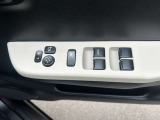運転席ドアには、ウインドー開閉スイッチ、ウインドー開閉ロックスイッチ、電動格納ミラースイッチ、電動ミラー調整スイッチがついてますので大変便利です。