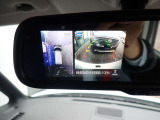 ルームミラーにアラウンドビューを映し出すので、視線を下げずに周囲の安全確認ができます。