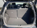 後部座席に座れる状態でも荷室はこれだけの広さがあるのでお出かけやお買い物にも重宝します。ついつい買い物しすぎても安心ですね♪