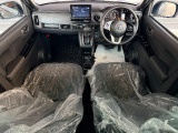 運転席周りです。カップホルダーや小物の収納などは必須ですよね!!使い勝手の良いつくりになっております!!