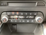 温度の設定のみで快適な風量やモードなどを自動調整してくれるフルオートエアコンを装備!