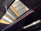 【ガラスルーフ】ガラスルーフ搭載で車内の解放感が一気にアップ!開放的なドライブをお楽しみいただけます。