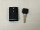 スマートキーを装備しています☆カギをカバンやポケットに入れて頂いた状態でドアロックの開閉やエンジンスタートをして頂けますよ!とても便利な装備です!