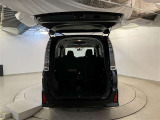 バックドアを上げた状態です。シートのアレンジ次第で荷室のスペースが広くなります!用途に合わせて快適な室内を!