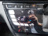 タッチパネル式のオートエアコンになっておりますので操作も楽々、お手入れ楽々です♪また、オートエアコンですので設定した温度を保ってくれますので快適にお乗りいただけます♪