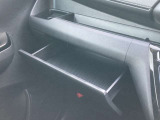 助手席側収納。書類等の保管などに便利ですね。