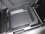 助手席下には、収納BOXが装備されておりシューズなどをしまって置くことが出来ます。また取り外せますので汚れ物を洗い場まで持って行けて便利ですね!