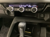 オートエアコンがついてますので、お好みの温度をセットするだけで風の強さや風量を自動で調整します。スイッチやダイヤル類も簡単操作で快適に過ごせます。
