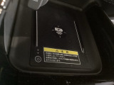ワイヤレス充電器を装備してます。Qi(チー)規格対応のスマートフォンなどを置くだけでワイヤレスで充電可能です。スマートフォンの充電可能なUSB端子と音源などの外部入力の可能なUSB端子もついています。