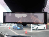 スマートルームミラーがリヤカメラで車両後方の映像ルームミラー表示しをクリアな後方視界を確保してくれます。