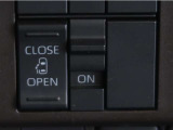 片側電動スライドドアのスイッチ付です。車内からもスイッチ一つで楽にドアの開閉が可能です。電動なので開閉時に力を使う必要がなく、半ドアになることもありません!