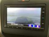 【バックカメラ】運転が苦手な方も車庫入れラクラクです!ギアをリバースに入れれば自動的に切り換わりますので、面倒な操作は不要です♪狭い駐車場もお車を傷つけず安心ですね!