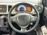 インテリアに合わせたデザインのステアリングは、運転される方のことも考え、運転しやすい形状、大きさです。是非一度、実際に触ってお確かめください。