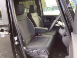 【ベンチシート】運転席と助手席の移動もスムーズ!狭い駐車場での乗り降りや、お子様の乗り降りにも便利です。座席の間にコンソールボックスやドリンクホルダーがないため、車内空間が広く感じます。