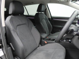 質感の高いインテリアと包み込まれるような運転席。マイクロフリースシートを採用し、長距離ドライブでも快適にお過ごしいただけます。