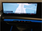 【iDrive】純正HDDナビ&ldquo;iDrive&rdquo;を装備しています。こちらの機能で、オーディオの設定や本体説明書、車両状態チェックなどを行えます。また、ナビのアップデートも承りますので、担当スタッフへお申し付け下さい。