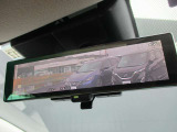 スマートルーミラー装備車両後方のカメラ映像をミラ-面に映し出すので、車内の状況や、天候などに影響されにくく、よりクリアな後方視界が得られます。