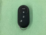スマートキーを装備しています。鍵を差し込むことなくドアロックの開け閉めと、スタートボタン操作でのエンジンスタートやリモコンエンジンスターターの操作もできます。