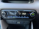 オートエアコンなので、お好みの温度に設定するだけで車内を快適空間にしてくれます。