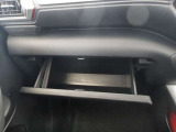 車検証などの収納に便利なグローブボックスです。