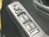 【電動格納ミラー】サイドミラーは電動格納式となっており、狭い駐車場でもキズがつくリスクを抑えられます。