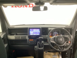 フロントガラスが大きく、ワイドな視界で運転もしやすくなるように設定されています。視認性のよいインパネ周りです。操作スイッチやカップホルダーも使いやすい位置に配置されています。
