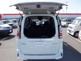 デュアルバックドア(バックドアの約半分の開閉スペ-スで荷物の出し入れが可能)狭い駐車場など便利な装備です!