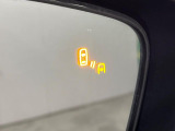 【ブラインドスポットワーニング】走行中、ドアミラーの死角になりやすい箇所に後続車が接近するとサイドミラー付近に警告を表示、ドライバーに注意喚起をしてくれます。