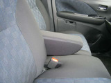 センターアームレストが装備されております。