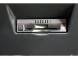 ETCはビルトインタイプでスッキリとしています。納車前には使用できるようにセットアップをさせていただきます。ETCカードの取扱もしておりますのでご相談くださいね。