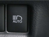 オートマチックハイビームとは、先行車や対向車のライトを認識し、ハイビームとロービームを自動で切り替える機能です。夜道の視界を確保します。詳細は販売店スタッフまでお尋ね下さい。