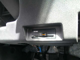 運転席から手の届く位置に ETC2.0付いております。高速道路の料金所もスムーズに通過できますよ♪