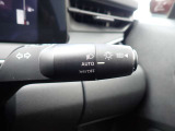 オートライト機能が装備されており暗い場所に入ると車両が検知しライトのON・OFFを自動的に切り替えてくれますので非常に便利な装備です♪