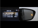 隣車線を走る車両をレーダーで検知し、ドアミラーでは確認しにくい後側方エリアに存在する車両に加え、急接近してくる車両も検知します。車両を検知するとドアミラーに搭載されたLEDインジケーターが点灯します。