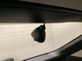 後方にもドライブレコーダーのカメラが付いています。前後両方でお車の周りを監視・記録いたします。