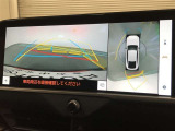 【パノラミックビューモニター(床下透過表示機能付)】クルマを上から見たような画像をディスプレイに表示し、運転席から確認しにくい箇所も確認できます。車両直下及びタイヤ付近のアンダーフロアの確認も可能です