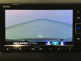【バックカメラ】運転が苦手な方も車庫入れラクラクです!ギアをリバースに入れれば自動的に切り換わりますので、面倒な操作は不要です♪狭い駐車場もお車を傷つけず安心ですね!