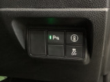 Hondaセンシング用の、VSA(ABS+TCS+横滑り抑制)解除と路外逸脱抑制機能のオンオフスイッチなどはハンドルの右側に装備しています。